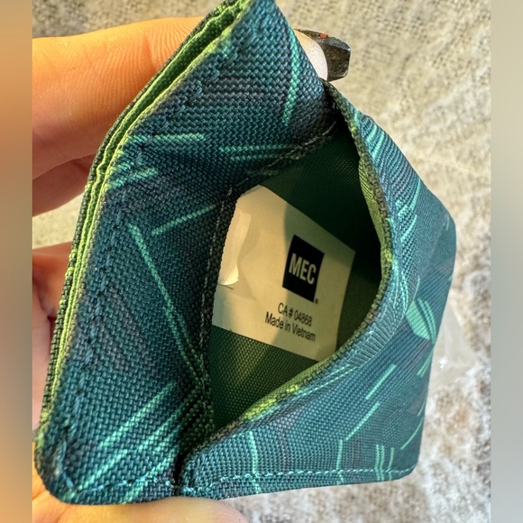 MEC Green Patterned RFID card Holder NWOT - Picture 4 of 9